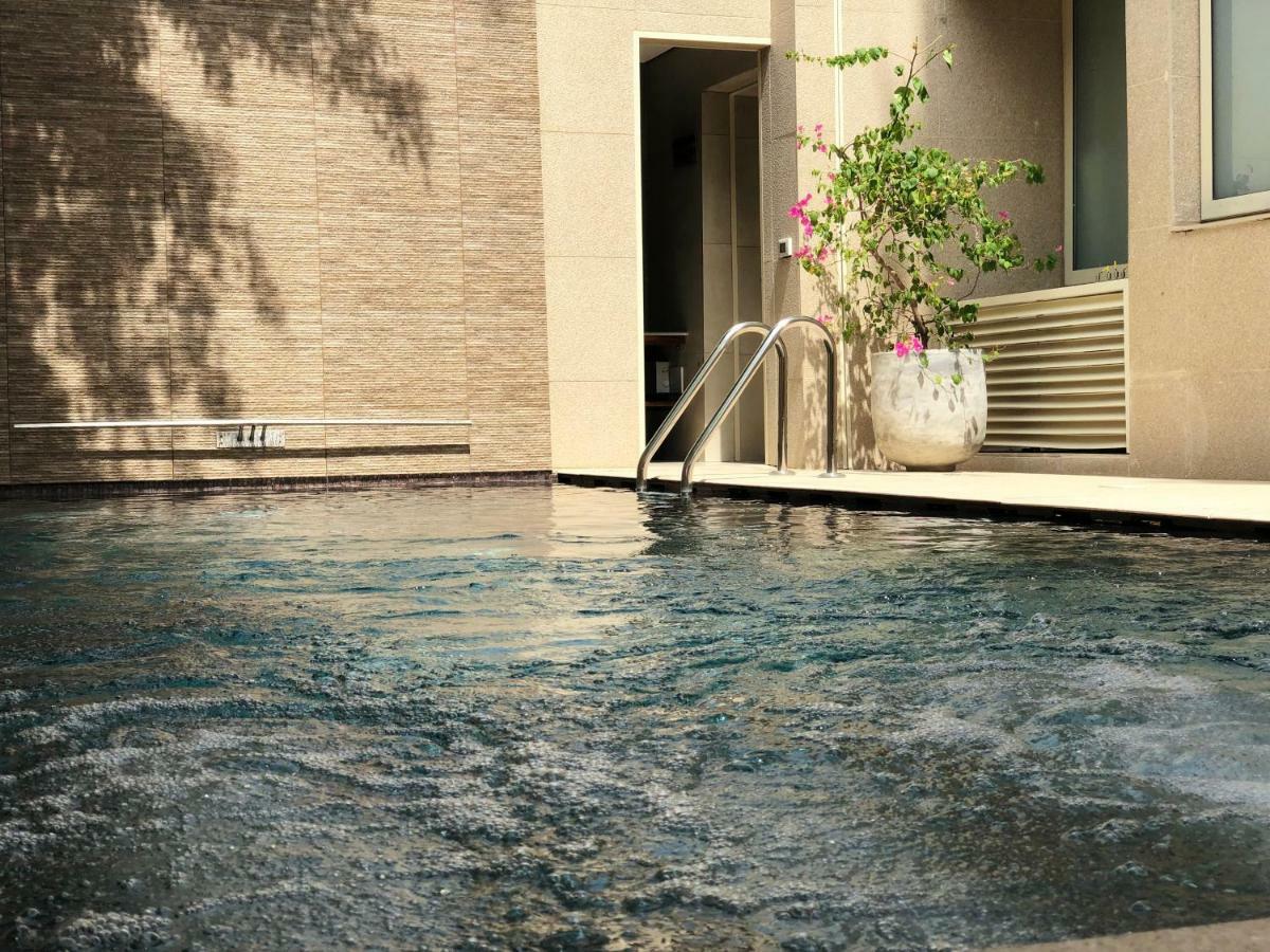 Roots Hotel Apartments Abidjan Luaran gambar